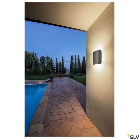 LED Sail Wandlampe 3000K Anthrazit IP54 an einer Wand außen bei Dämmerung