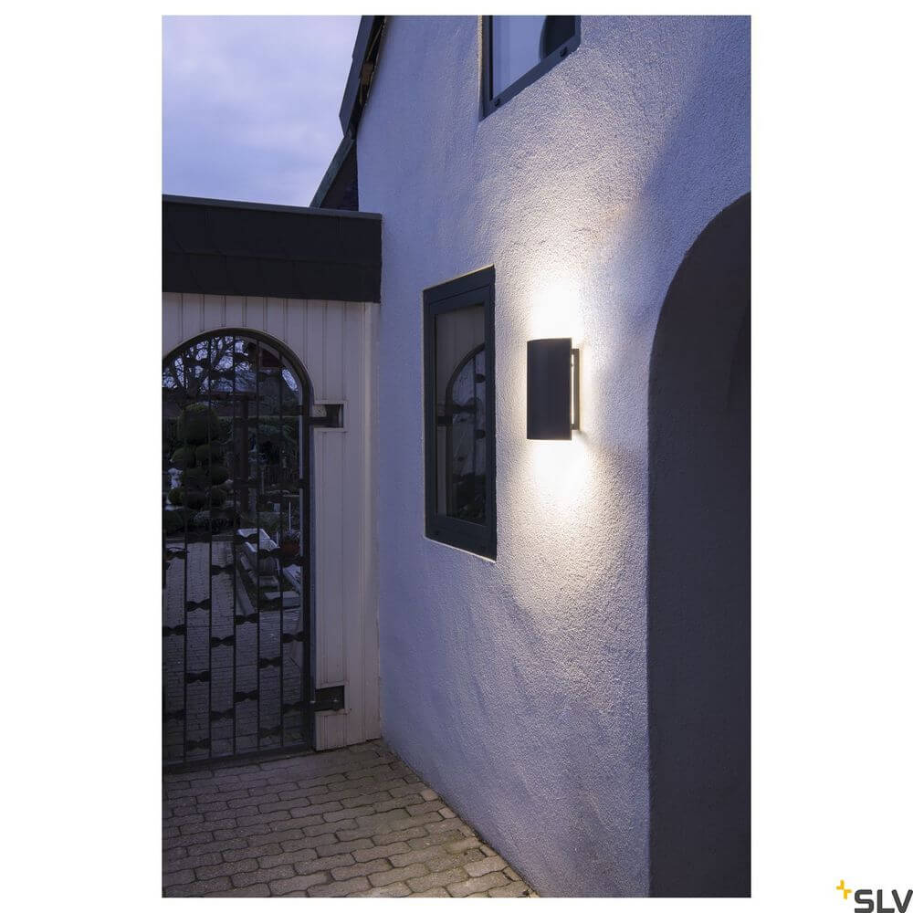 LED Sail Wandlampe 3000K Anthrazit IP54 an einem modernen Haus, stilvolles Außenlicht bei Dämmerung.