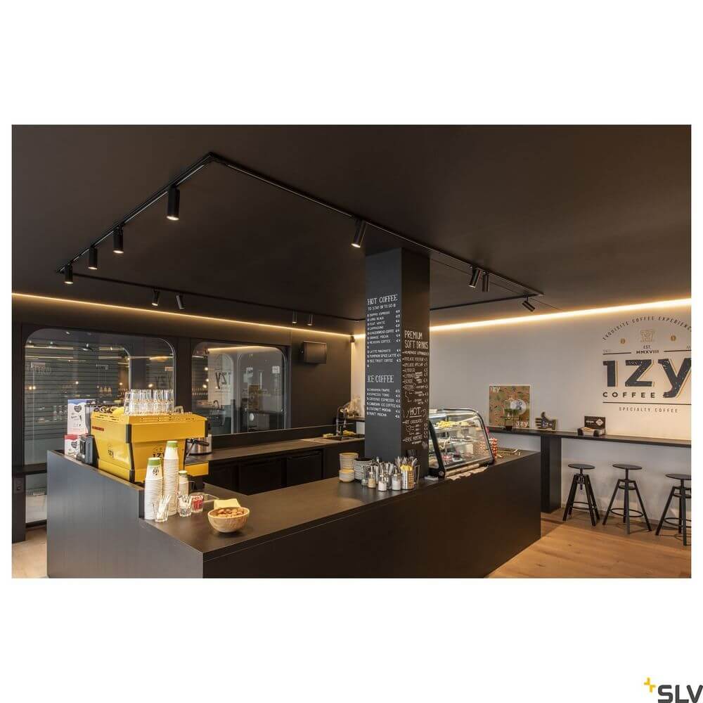 LED Strip 10 24V 80m 3000K in einer modernen Café-Umgebung mit beleuchtetem Tresen.