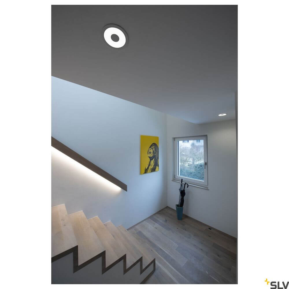 Moderne Treppe mit LED-Beleuchtung und Kunstwerk, stilvolles Design für Innenräume.
