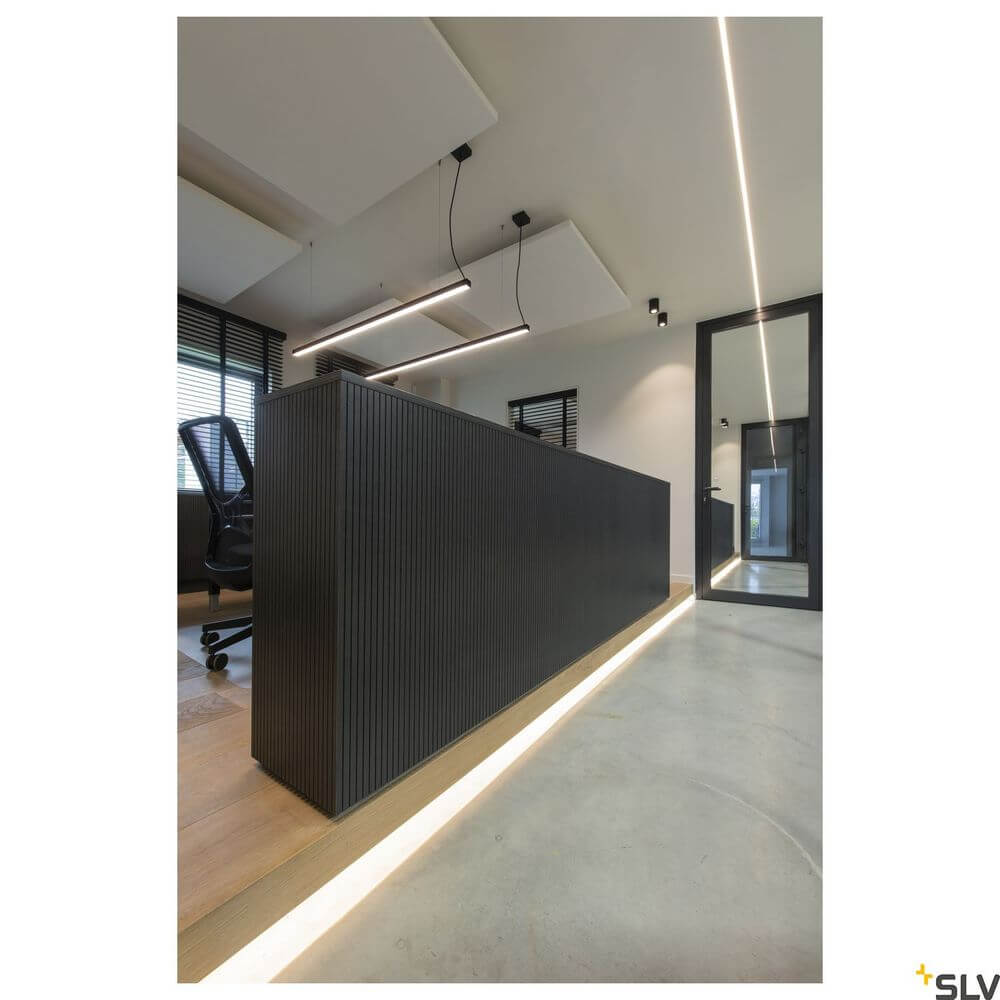 LED Strip 10 24V 80m 3000K Anwendungsbeispiel in modernem Büro mit indirekter Beleuchtung.