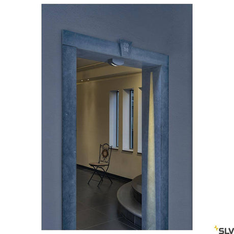 LED Applique et plafonnier en saillie Out-Beam Frame IP55 dans l’entrée avec chaise et éléments de design modernes.
