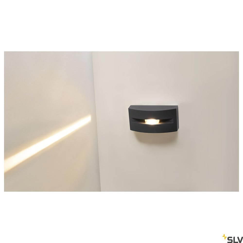 LED Wand- & Deckenaufbauleuchte Out-Beam Frame IP55 an Wand montiert, ideal für Außenbeleuchtung.