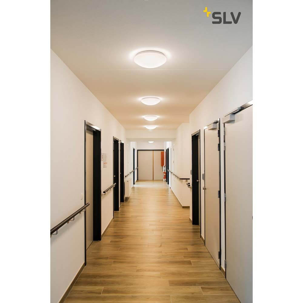 Lipsy 40 Dome LED Außen-Aufbauleuchte Weiß IP44 in einem hellen Flur installiert.