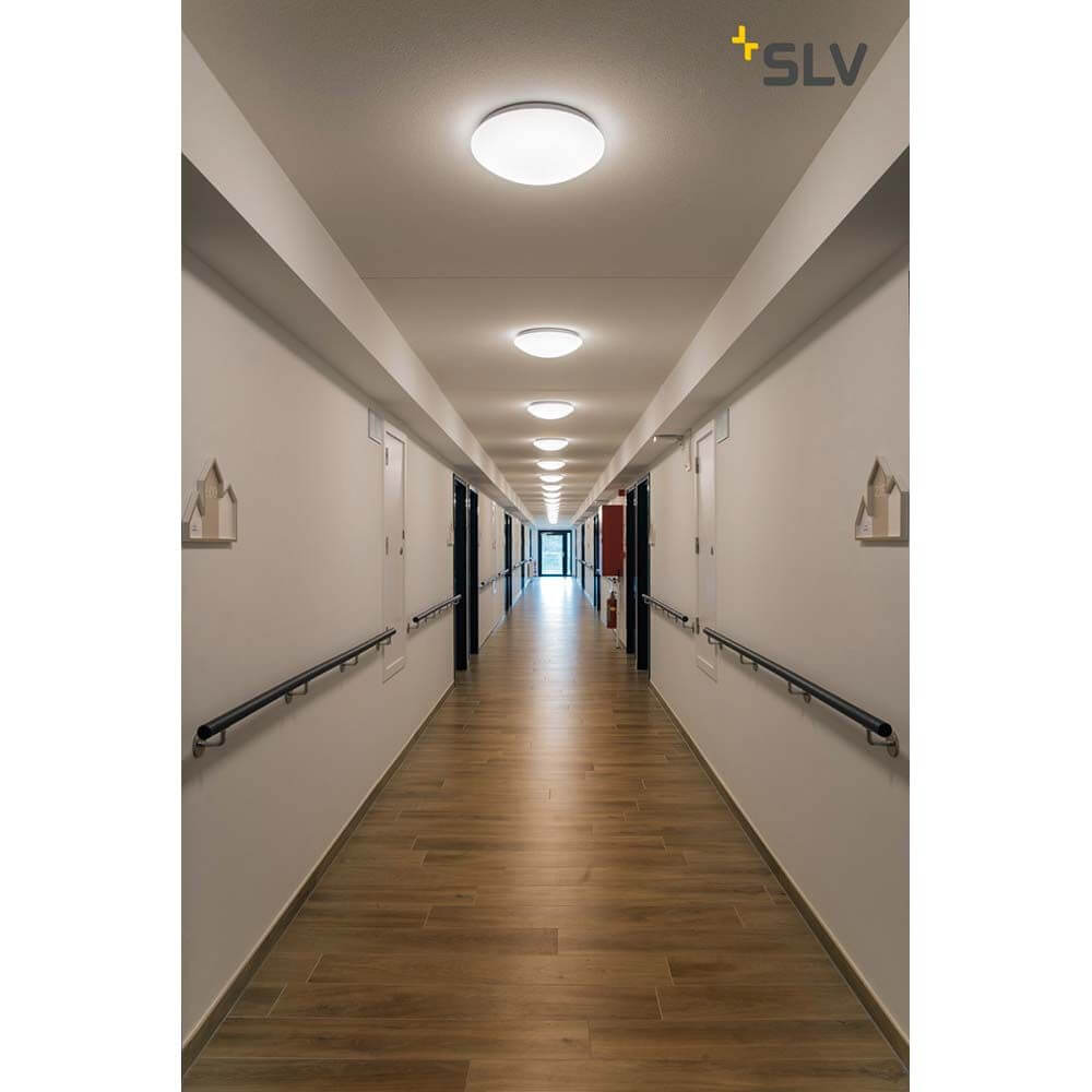 Lipsy 40 Dome LED Außen-Aufbauleuchte Weiß IP44 in einem modernen Flur mit Deckenbeleuchtung