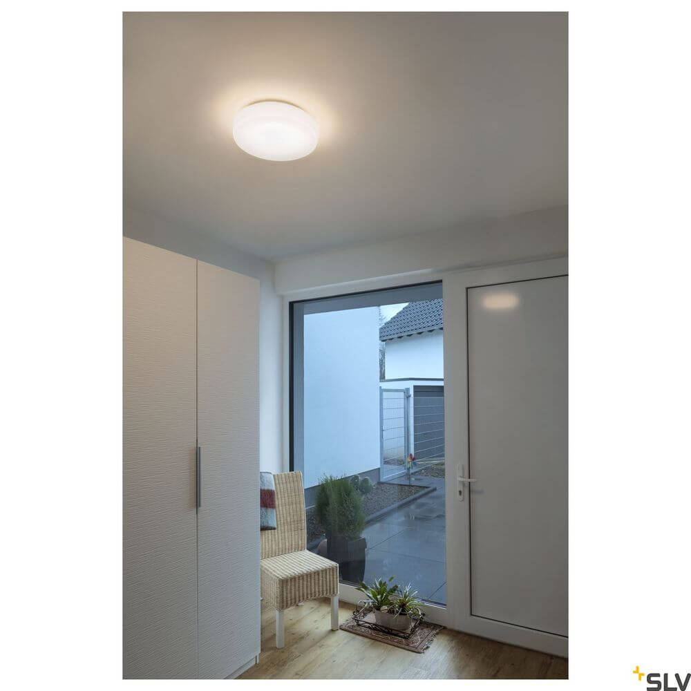 Lipsy 40 Drum LED Deckenlampe Dali Weiß 3000-4000K im Raum mit Fenster und Möbeln.