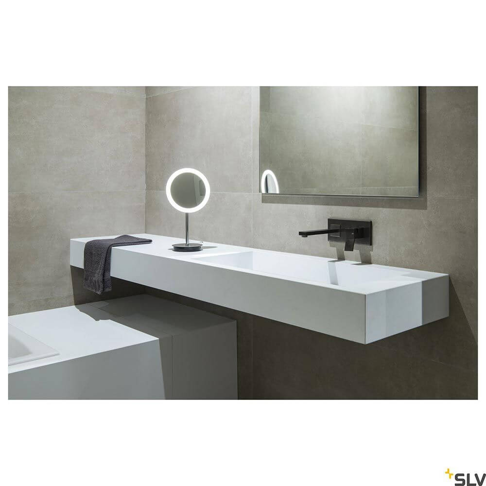 Moderne Badezimmeransicht mit Maganda LED Tisch Schminkspiegel und elegantem Waschbecken.