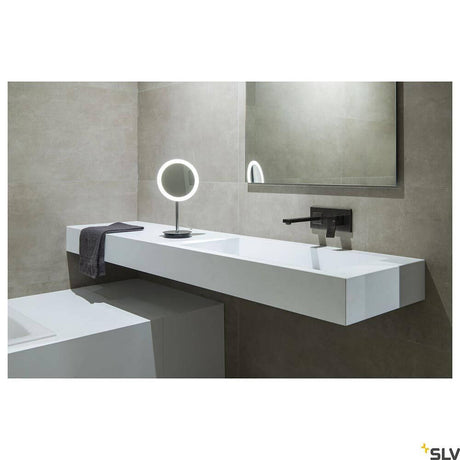 Moderne baderomsvisning med Maganda LED-bordsminkespeil, krom, CCT og minimalistisk servant.