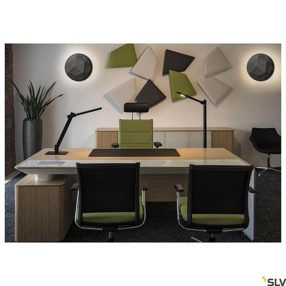 Modernes Büro mit Holzschreibtisch, schwarzer und grüner Büroausstattung sowie abstrakter Wanddekoration.