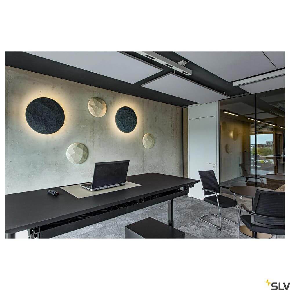 Moderne Büroeinrichtung mit Mana Basis LED-Wandaufbauleuchten und minimalistischer Ausstattung.