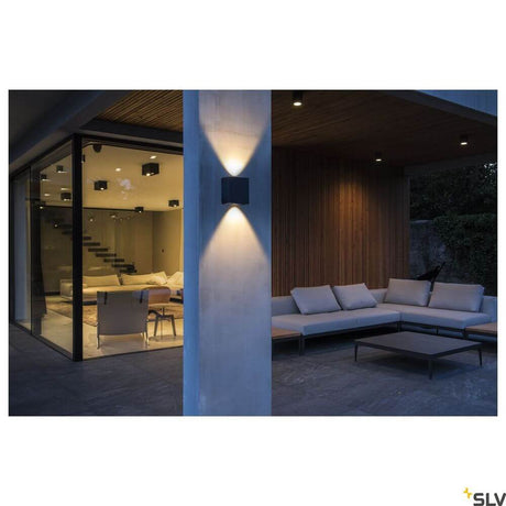 Mana Out LED Wandlampe 3000K IP65 Anthrazit an einer modernen Wand in einem stilvollen Außenbereich