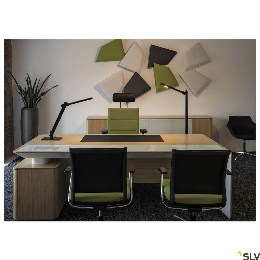 Mecanica Plus FL Büro-Stehlampe 2700-6500K Schwarz über einem modernen Schreibtisch in einem stylischen Büro