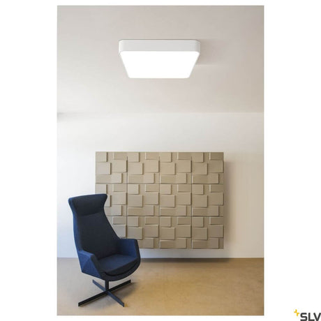 Medo 60 Square Dali Weiß 3000K Deckenleuchte in modernem Raum mit bequemen Sessel und dekorativer Wand.