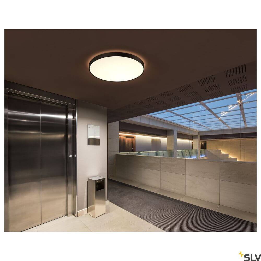 Medo 90 Dali LED Deckenlampe Schwarz 3000 & 4000K in modernem Innenraum mit Aufzug und Beleuchtung.