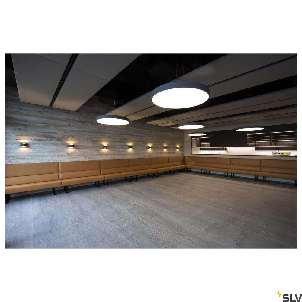Medo 90 Dali LED Deckenlampe Schwarz 3000 & 4000K in modernem Raum mit indirekter Beleuchtung.
