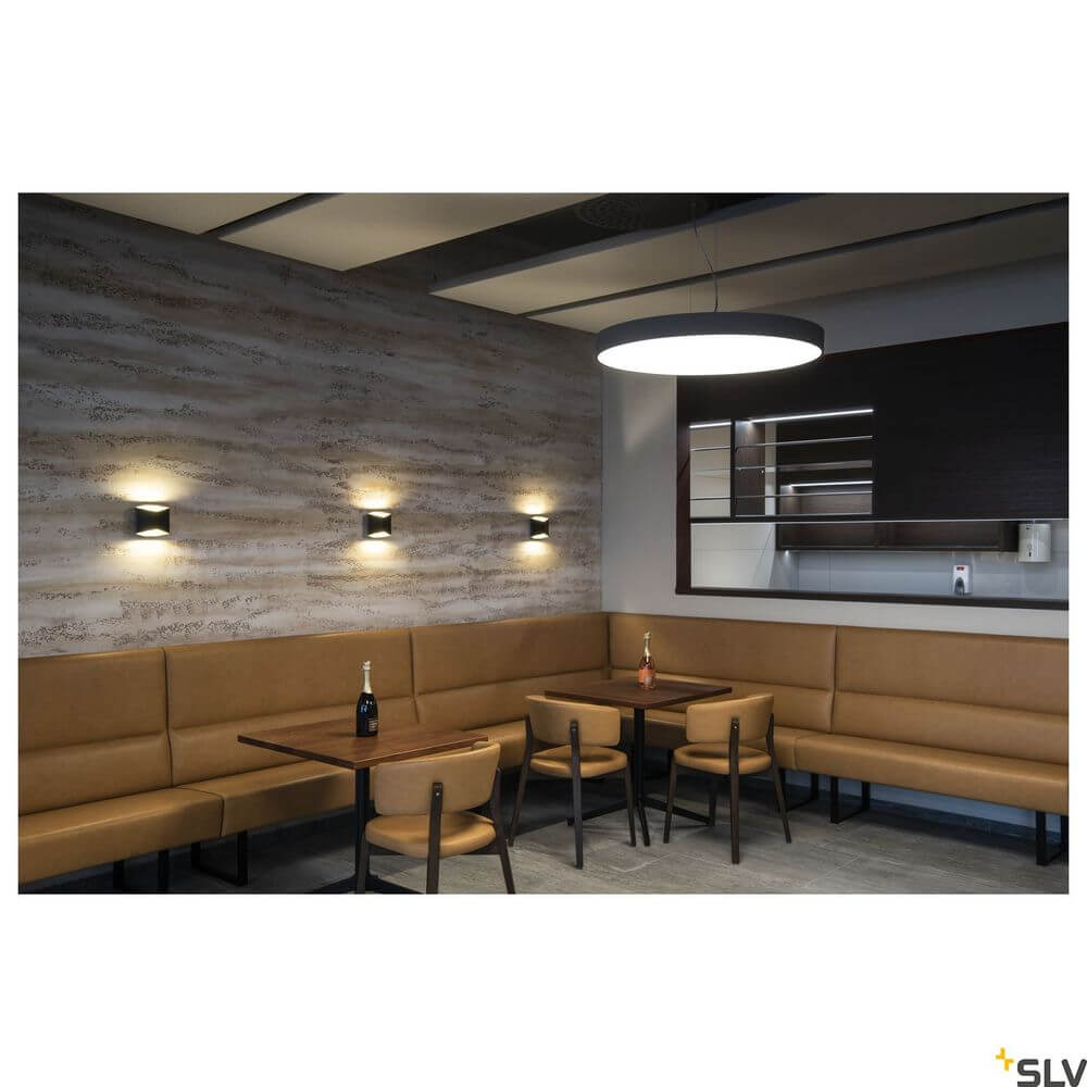 Medo 90 Dali LED Deckenlampe Schwarz 3000 & 4000K in modernem Gastro-Interieur mit gemütlichen Sitzplätzen.