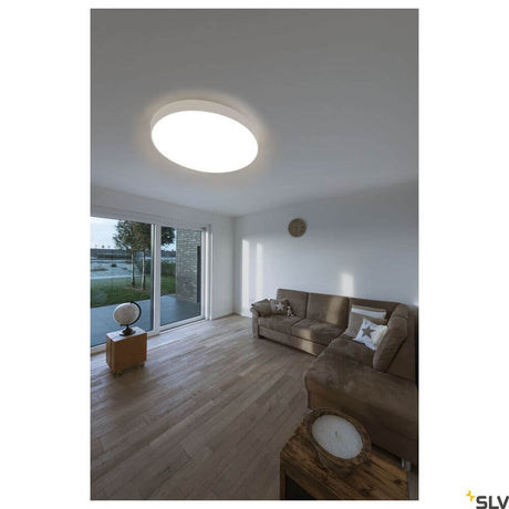 Medo 90 Dali LED Deckenlampe Weiß 3000-4000K im modernen Wohnzimmer mit großen Fenstern