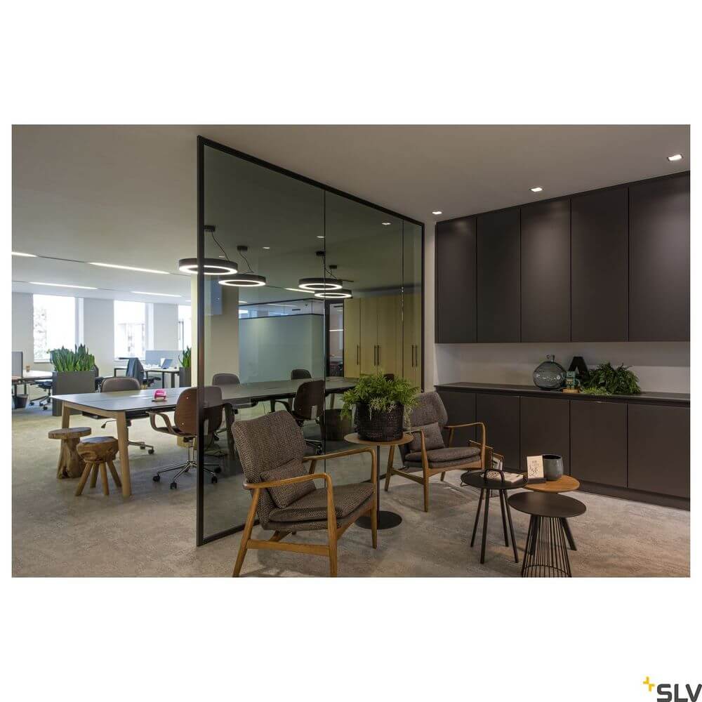 Moderne Büroumgebung mit Medo Ring 60 Pendellampe Dali Schwarz und stilvollen Möbeln.