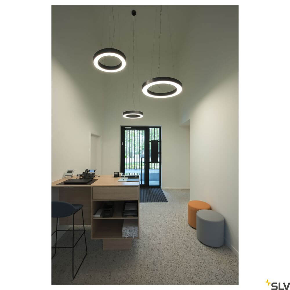 Medo Ring 60 Pendellampe Dali Schwarz 3000K in modernem Empfangsbereich mit minimalistischer Einrichtung.