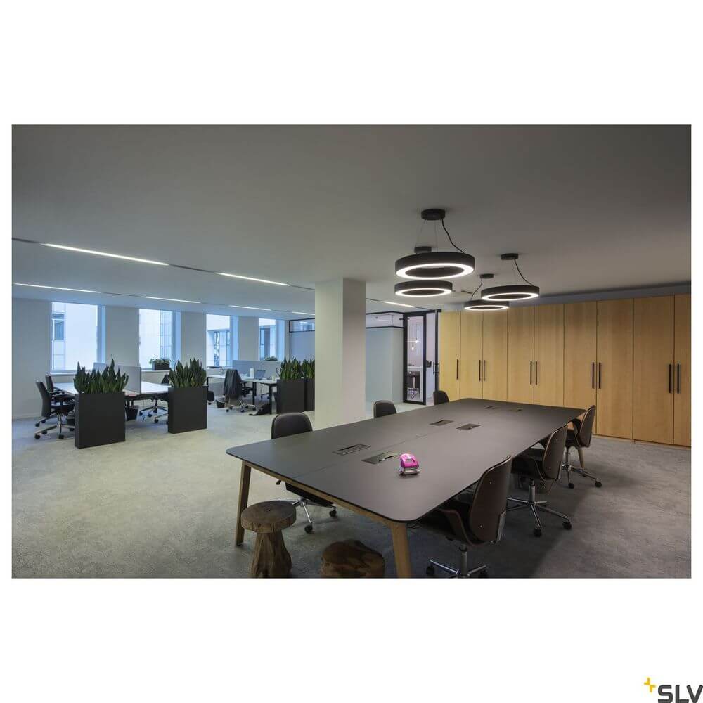 Moderne Büroumgebung mit Medo Ring 60 Pendellampe Dali in Schwarz, ideal für stilvolle Beleuchtung.