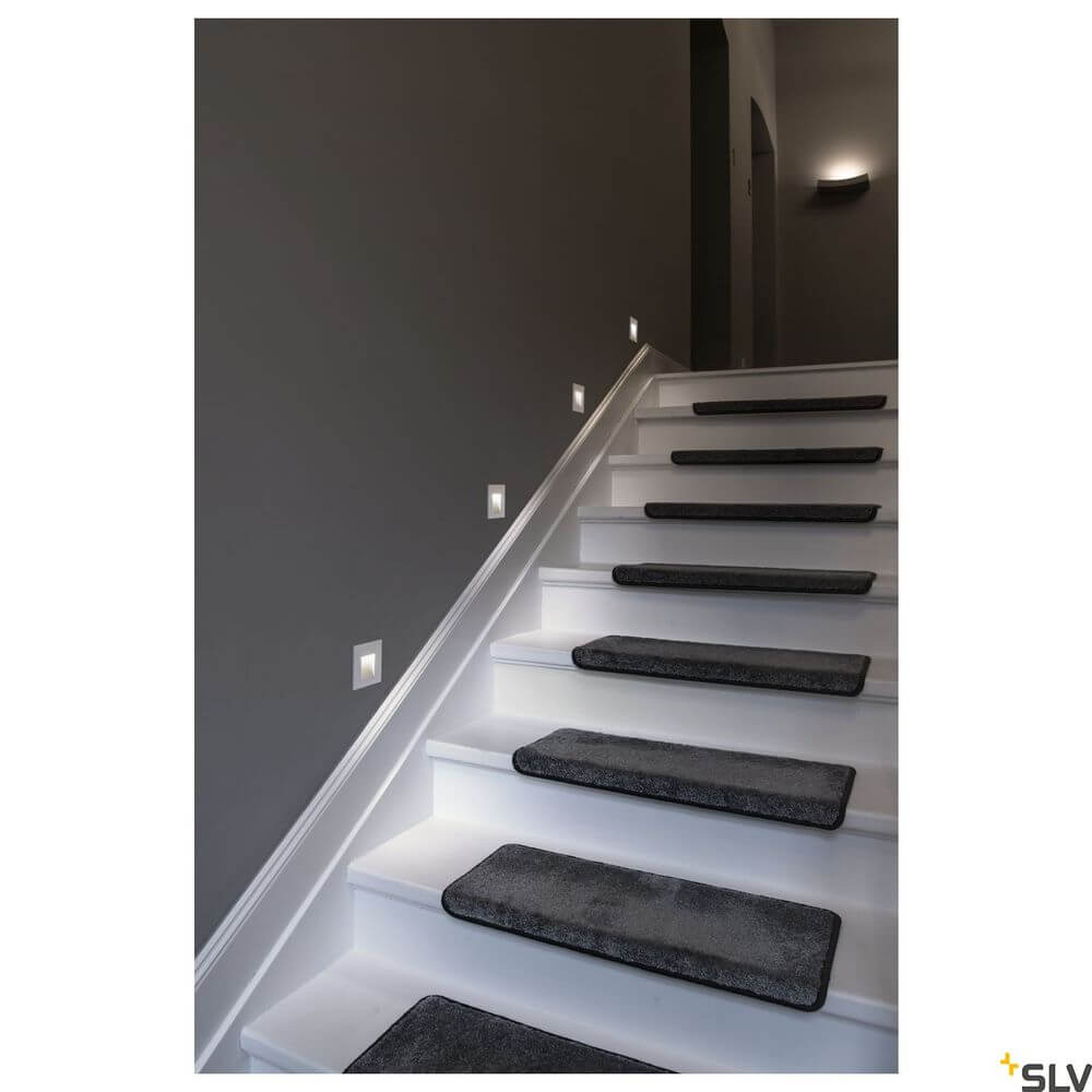 Mobala Einbau-Wandlampe 3000K Weiß an einer Treppe mit modernen Stufenmatten und stilvollem Wanddesign.