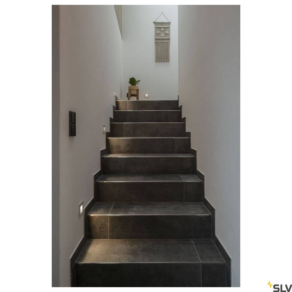 Dunkle Treppe mit moderner Wandbeleuchtung, ideal für stilvolle Innenräume und Flurgestaltung.