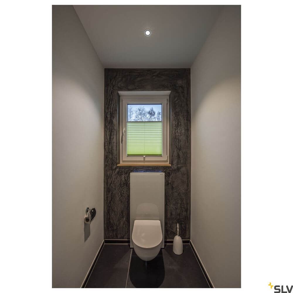 New Tria 68 I Cs Einbauleuchte Alu Rund 2700K in modernem Badezimmer mit Toilette und Fenster.