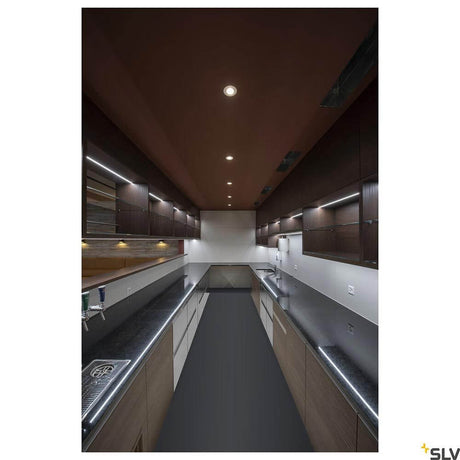 New Tria LED Deckeneinbauleuchte 2700K in moderner Küchenumgebung mit Akzentbeleuchtung