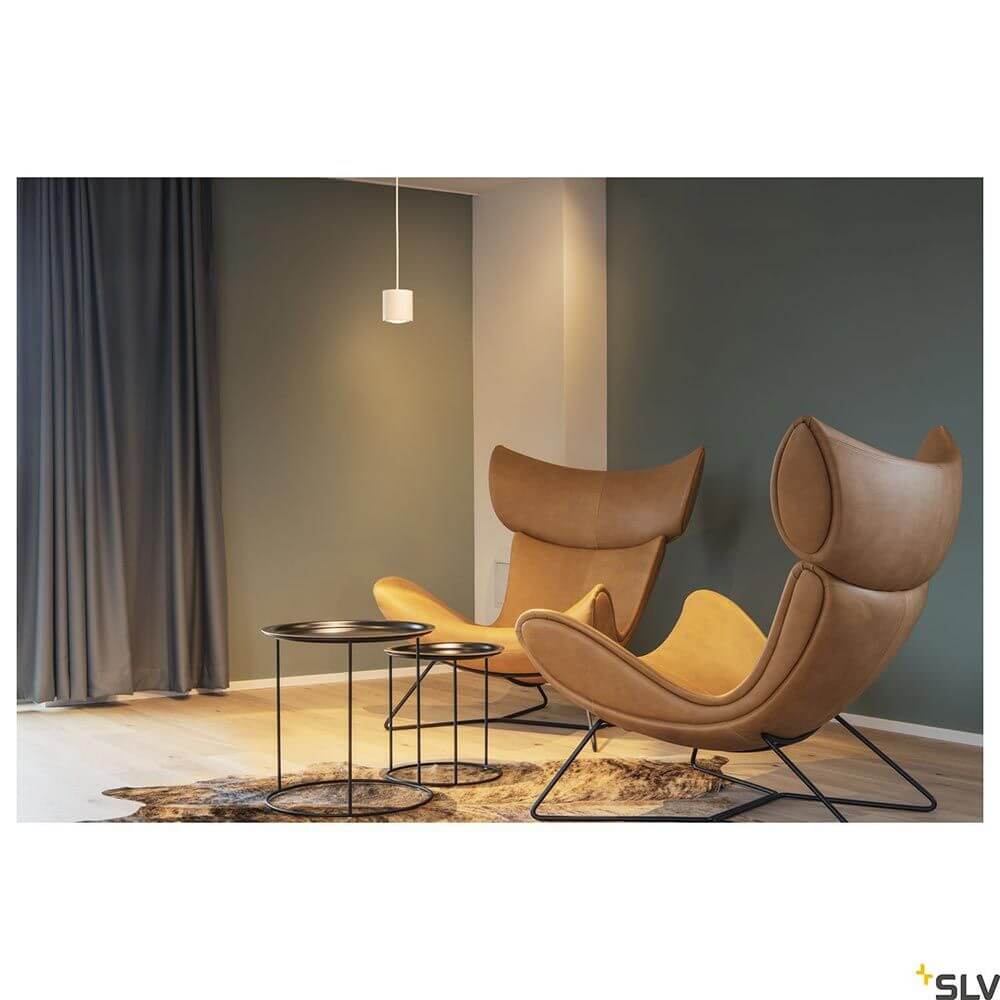 Oculus LED Pendelleuchte Single Dim-To-Warm in modernem Wohnraum mit stilvollen Sesseln.