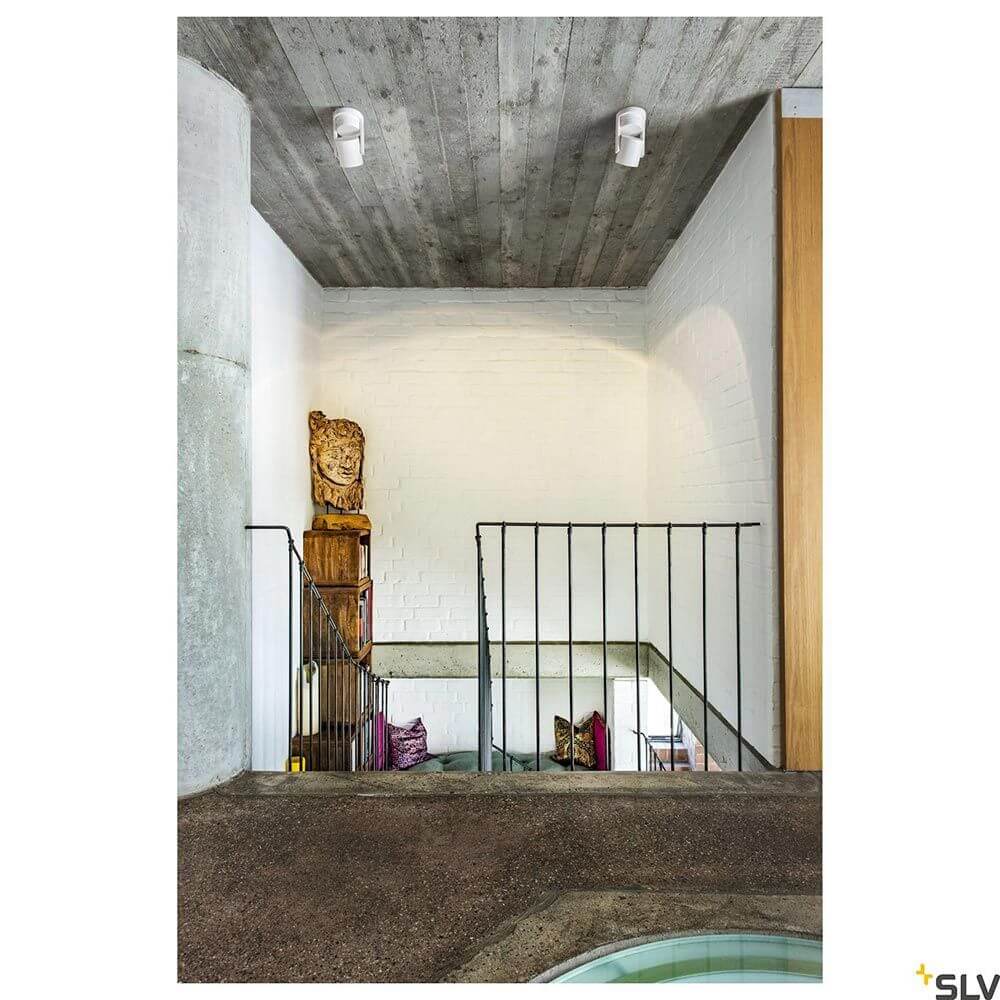 Oculus LED Wand- & Deckenaufbauleuchte Dim-To-Warm in modernem Treppenhaus mit Beton- und Holzelementen