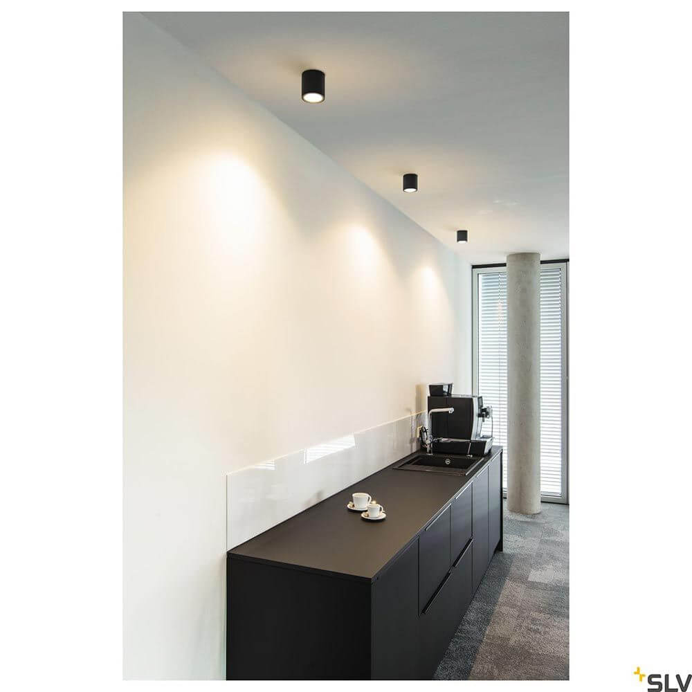 Oculus XS LED Deckenaufbauleuchte Dim-To-Warm an einer modernen Küchendecke mit schwarzem Küchenunterschrank.