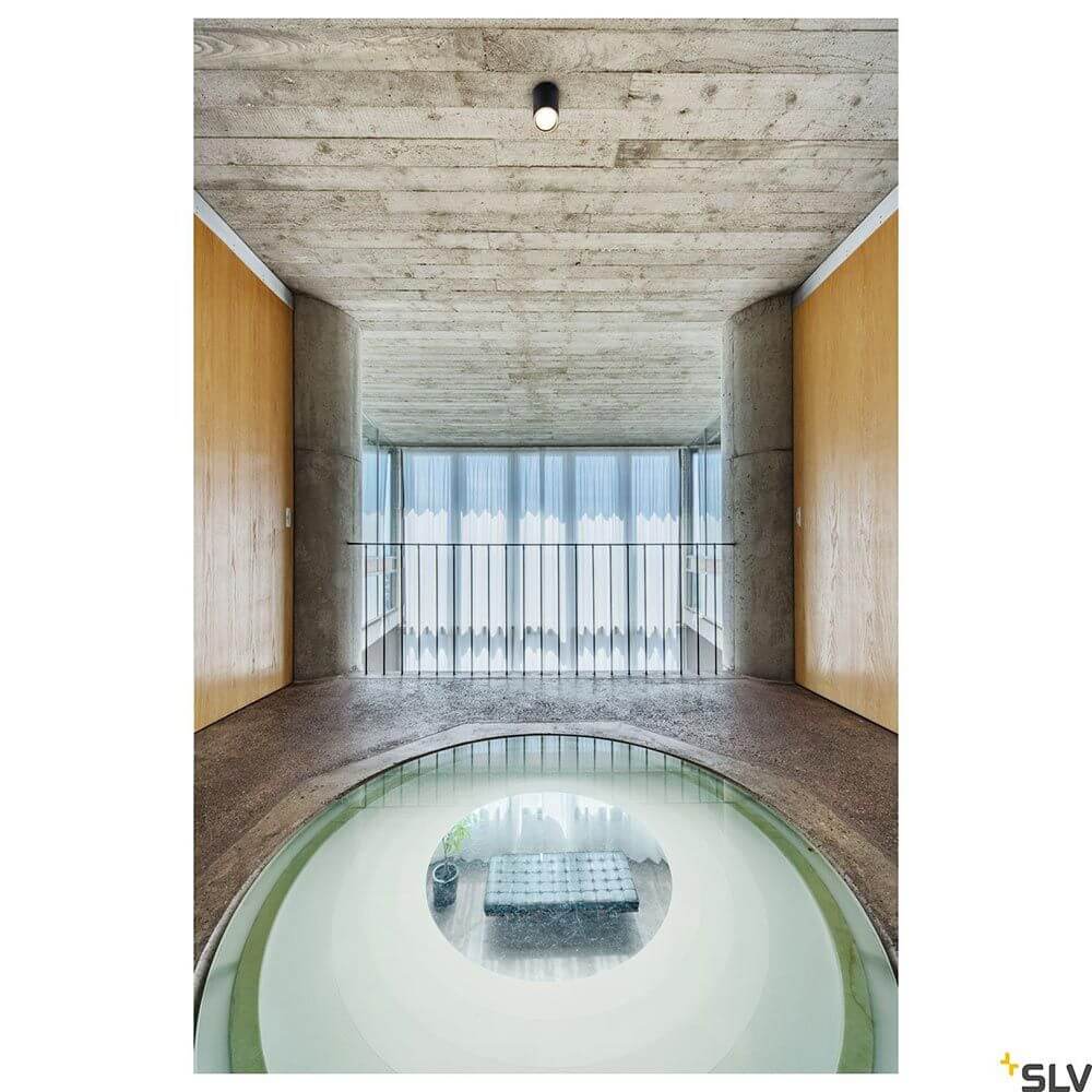 Oculus XS LED Deckenaufbauleuchte Dim-To-Warm in modernem Innenraum mit eleganter Atmosphäre.