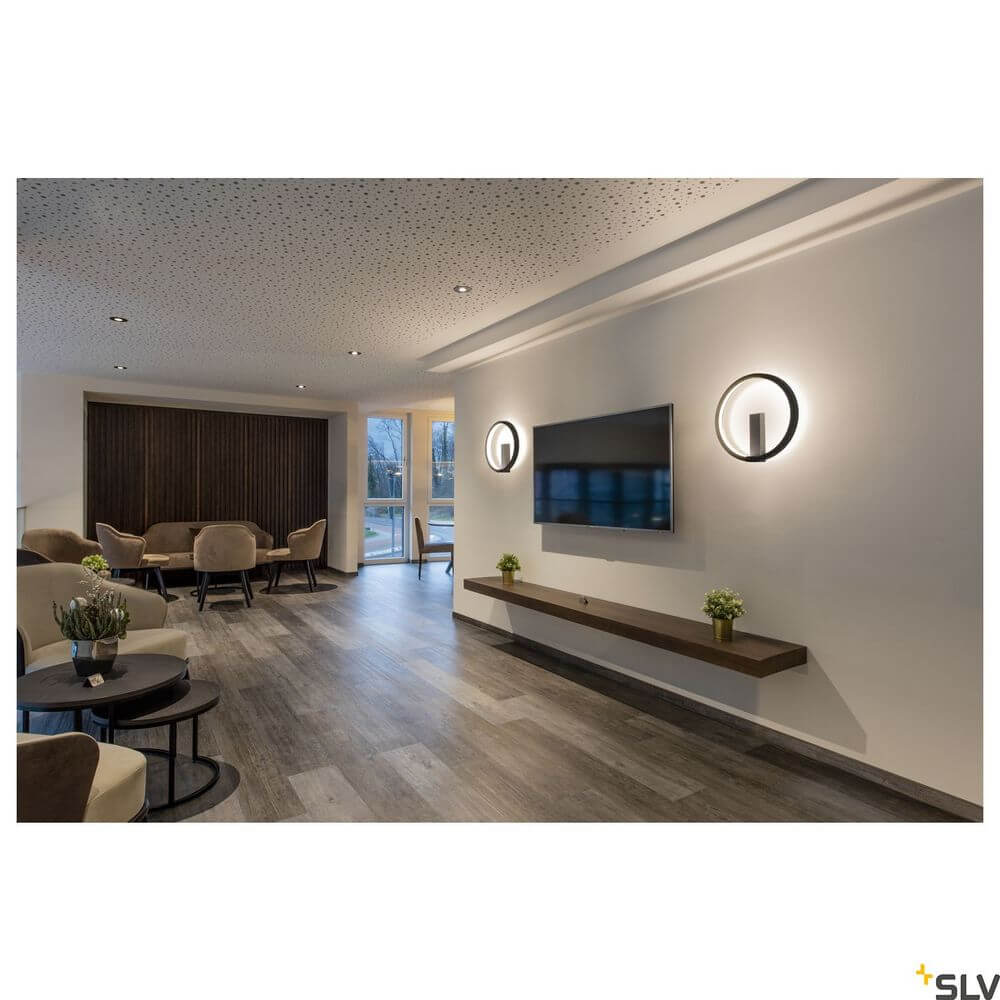 One 40 Wandlampe Dali 3000 & 4000K Schwarz im modernen Wohnraum mit LED-Beleuchtung.