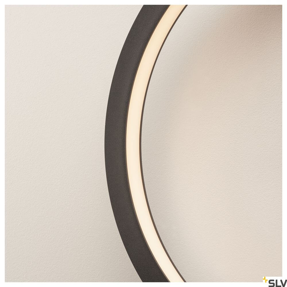Detailansicht der One 40 Wandlampe Dali 3000 & 4000K Schwarz mit eleganten Lichtakzenten.