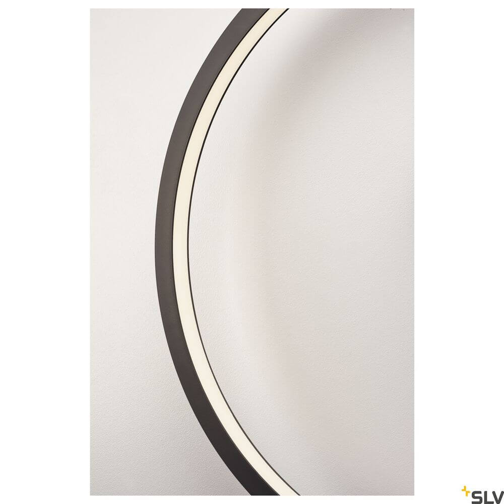 One 60 Wandlampe Dali 3000/4000K Schwarz an einer Wand montiert, stilvolles Design in Schwarz.