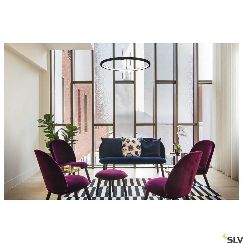 Moderne Wohnlandschaft mit One 80 Pendellampe Dali, 3000-4000K, schwarz, umgeben von eleganten Möbeln.