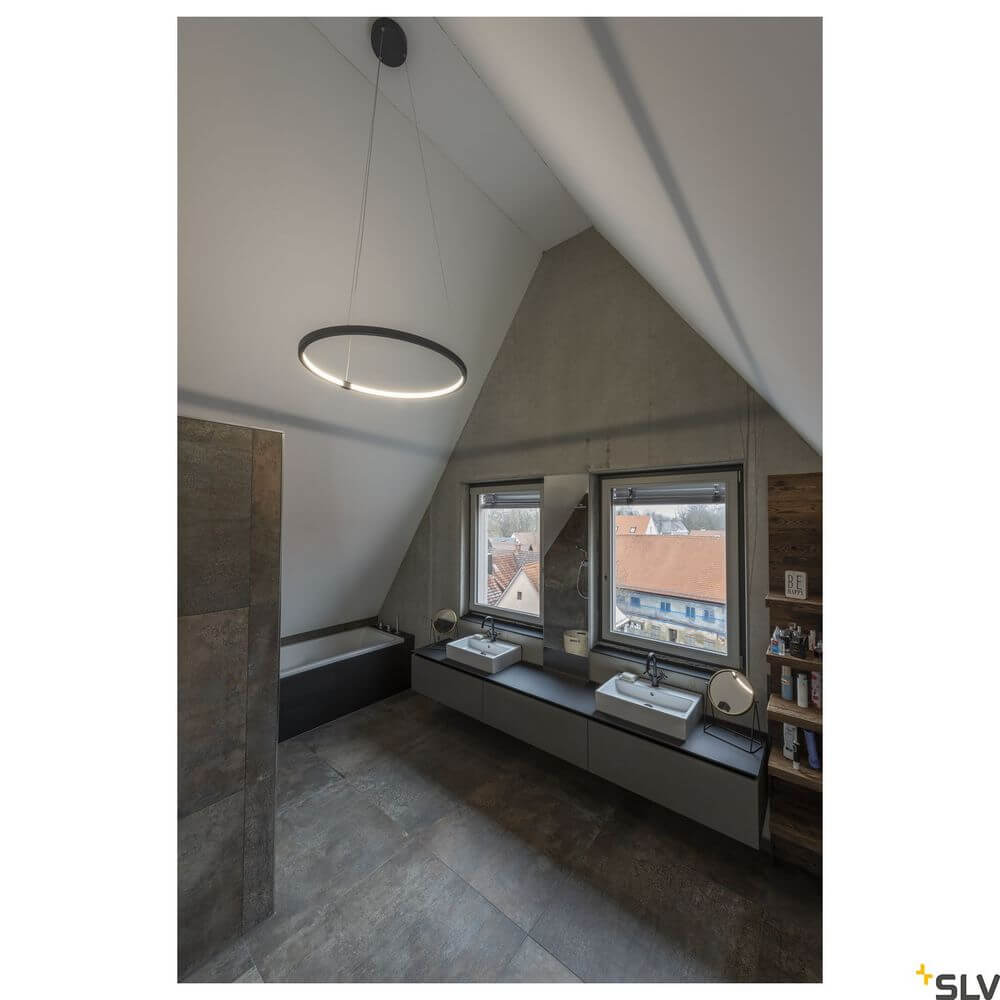 Moderne Badezimmeransicht mit One 80 Pendelleuchte Dali, Schwarz, 3000-4000K passend zur stilvollen Einrichtung.
