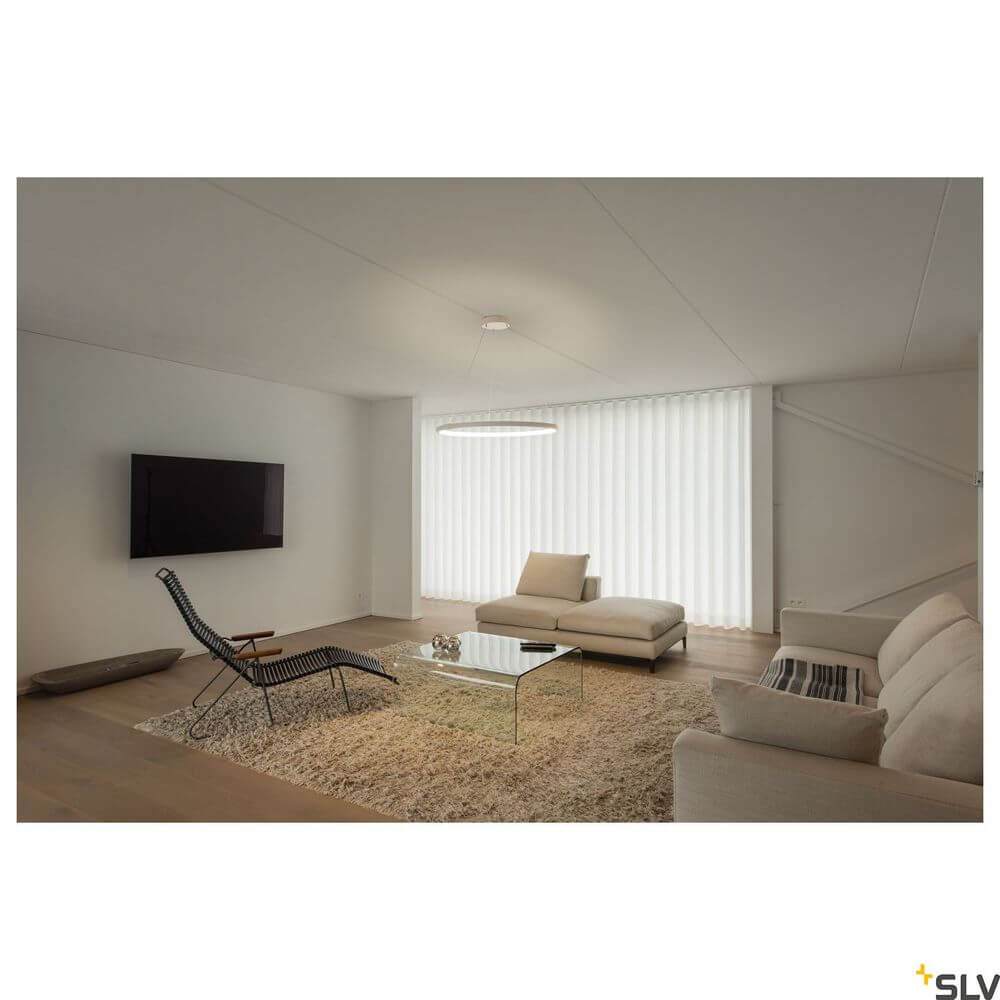One 80 Pendellampe Dali 3000-4000K Weiß im modernen Wohnzimmer mit eleganter Einrichtung.