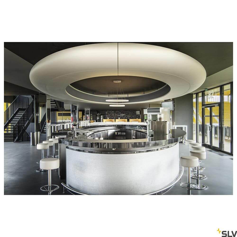 Moderne Innenansicht mit One LED Pendelleuchte Double Dali Up&Down über einer eleganten Bar.