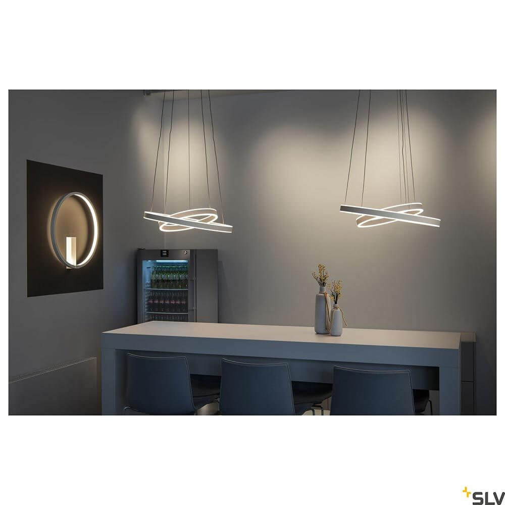 One LED Pendelleuchte Double Phase Up&Down in modernem Wohnraum über Esstisch, bietet elegantes Lichtdesign.