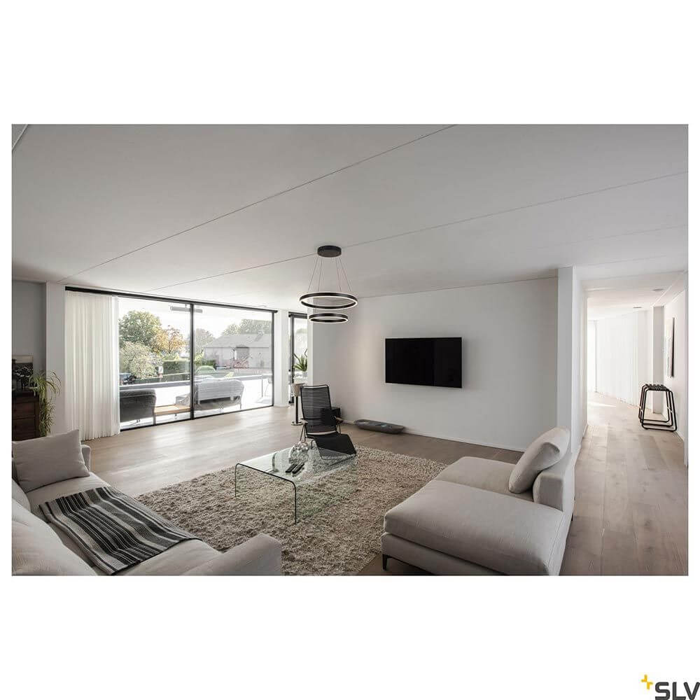 Moderne Wohnraumgestaltung mit der One LED Pendelleuchte Double Phase Up&Down und eleganten Möbeln.