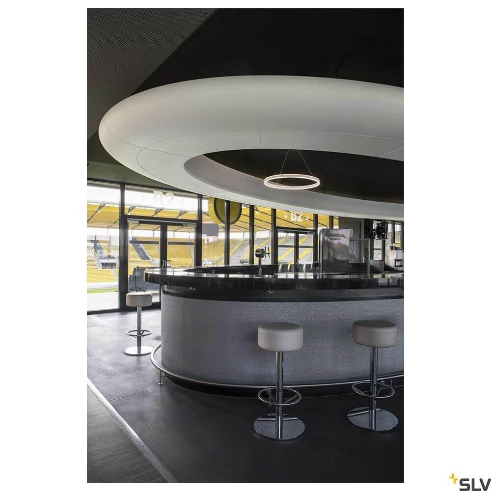 Moderne One LED Pendelleuchte Up&Down Dali über stilvollem Bartresen im Gastronomiebereich