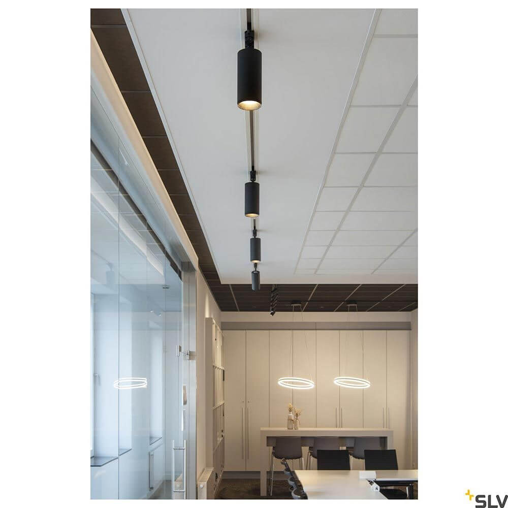 One LED Pendelleuchte Up&Down Phase in modernem Bürodesign an Decke installiert.
