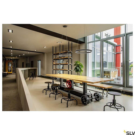 One LED Pendelleuchte Up&Down Phase in modernem Gastronomie-Interior mit elegantem Ring-Design und hoher Lichtqualität