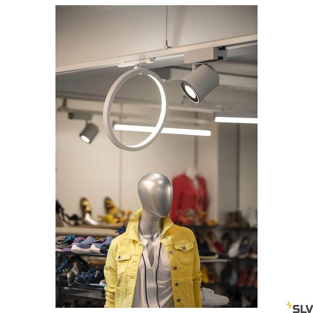 One LED Systemleuchte 3-Phasen Dali Ø 40cm in einem Modegeschäft über einer Schaufensterpuppe.