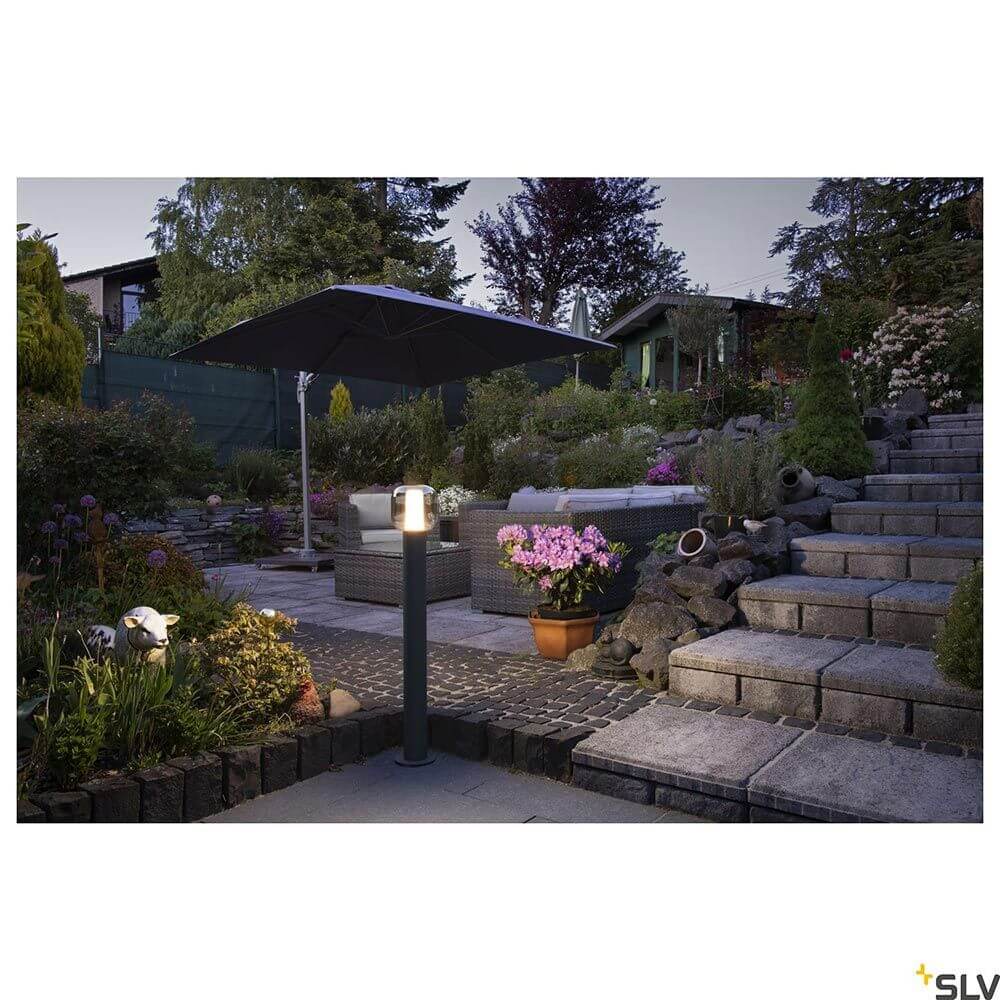 Ovalisk Outdoor LED Pollerleuchte CCT-Switch IP65 in einem stilvollen Garten bei Nacht.
