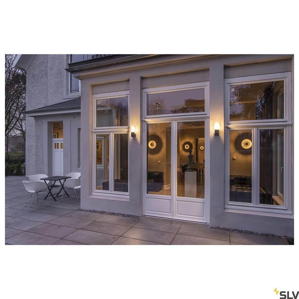 Ovalisk Sensor LED Wandaufbauleuchte Outdoor CCT in modernem Design an einem Wohnhaus im Außenbereich