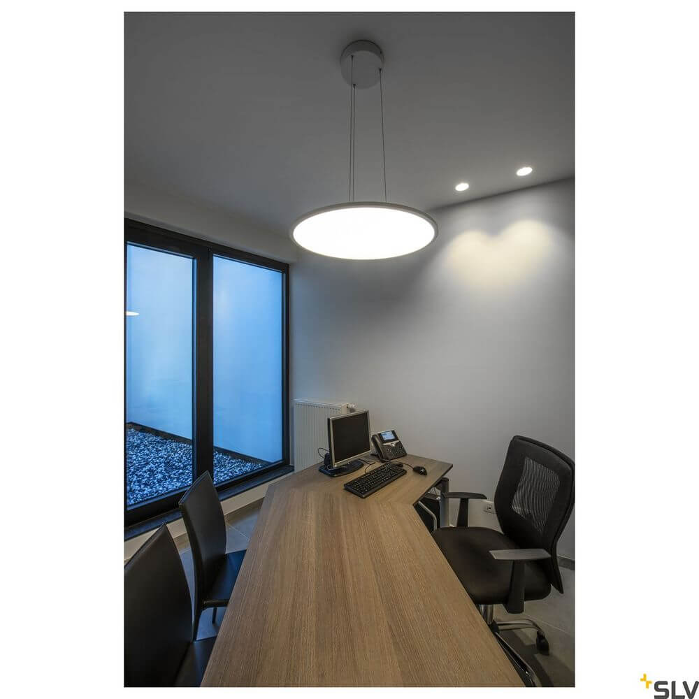 Moderne Panel 60 Dali Pendellampe 4000K Grau im Büro mit Holzschreibtisch und ergonomischen Stühlen.