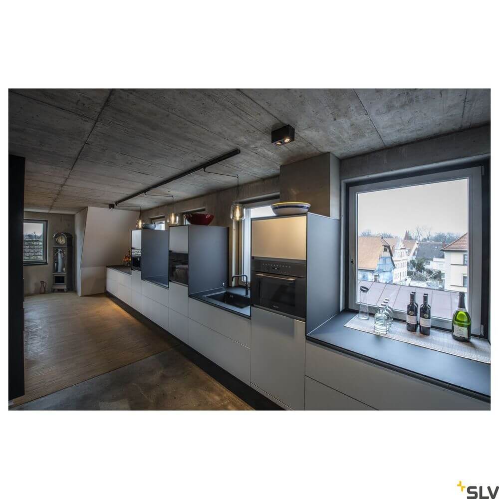 Moderne Küche mit Pantilo 20 Pendellampe E27 Chrom und großzügigem Fenster mit Blick auf die Außenansicht.