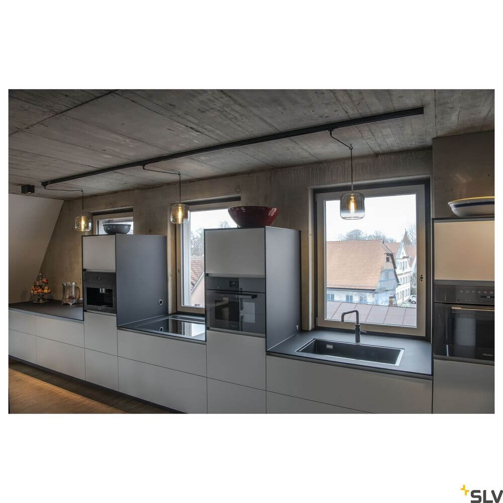 Moderne Küche mit Pantilo 20 Pendellampe E27 Chrom über der Spüle.